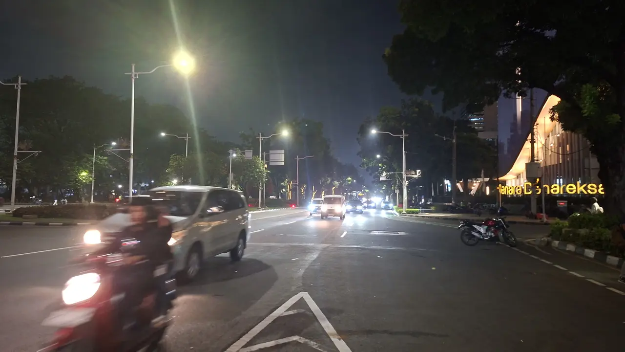 Arus lalu lintas di Jalan Medan Merdeka Selatan kembali dibuka normal setelah aksi demonstrasi mahasiswa berakhir. (Liputan6.com/Rifqy)