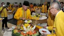 Ketua Umum Partai Golkar versi Munas Ancol, Agung Laksono saat syukuran HUT Partai Golkar ke-51 di Palmerah, Jakarta, Selasa (20/10/2015). Pada perayaan kali ini, Golkar sedang menghadapi konflik dualisme internal. (Liputan6.com/Andrian M Tunay)