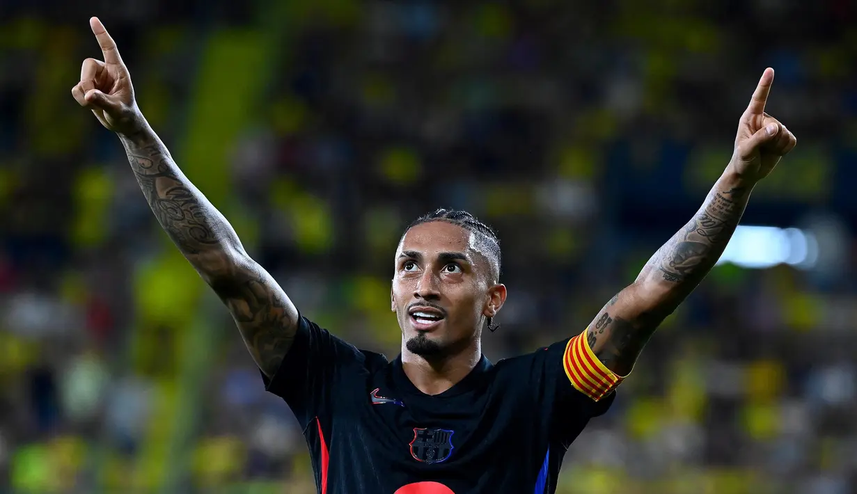 Gol Raphinha pada menit ke-74 dan 83 menyudahi perlawanan Villarreal pada pertandingan ke-enam Liga Spanyol musim 2024/2025. (JOSE JORDAN/AFP)