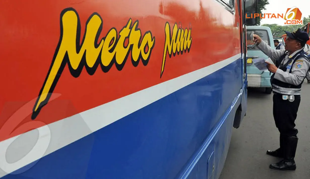 Petugas tampak memeriksa keabsahan dokumen yang dimiliki oleh supir Metromini (Liputan6.com/Johan Tallo)