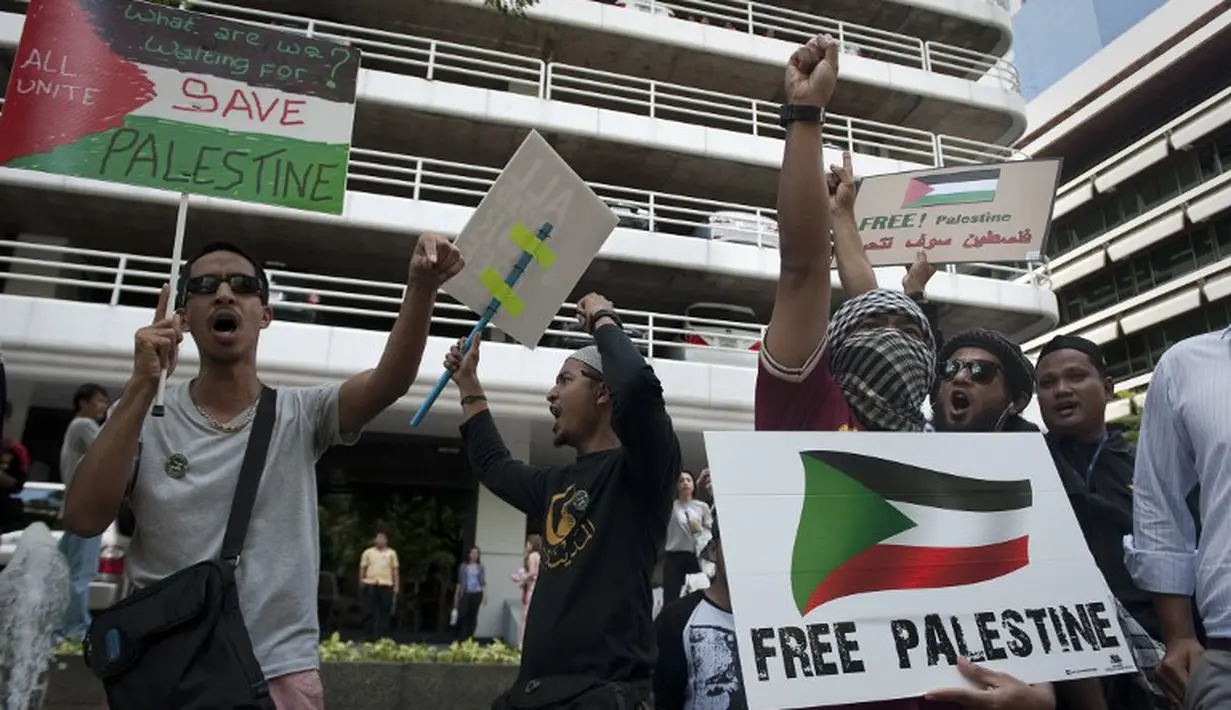 Warga di Thailand beraksi di depan  kedutaan besar Israel di Bangkok, mereka menentang serangan udara Israel di Gaza, pada tanggal 15 Juli 2014 (AFP PHOTO / Nicolas ASFOURI)