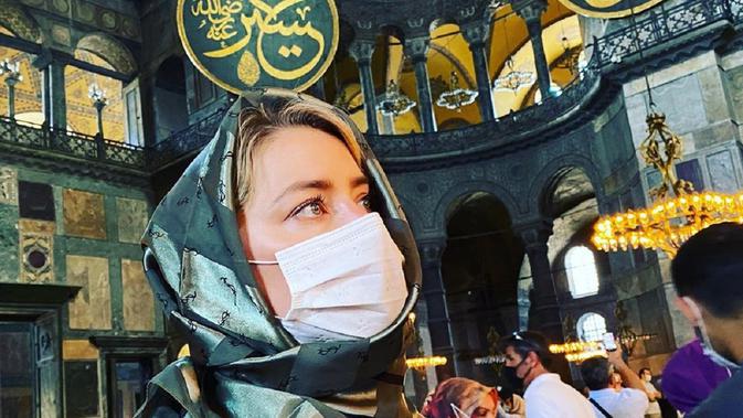 Amber Heard Berhijab Saat Kunjungi Hagia Sophia ...