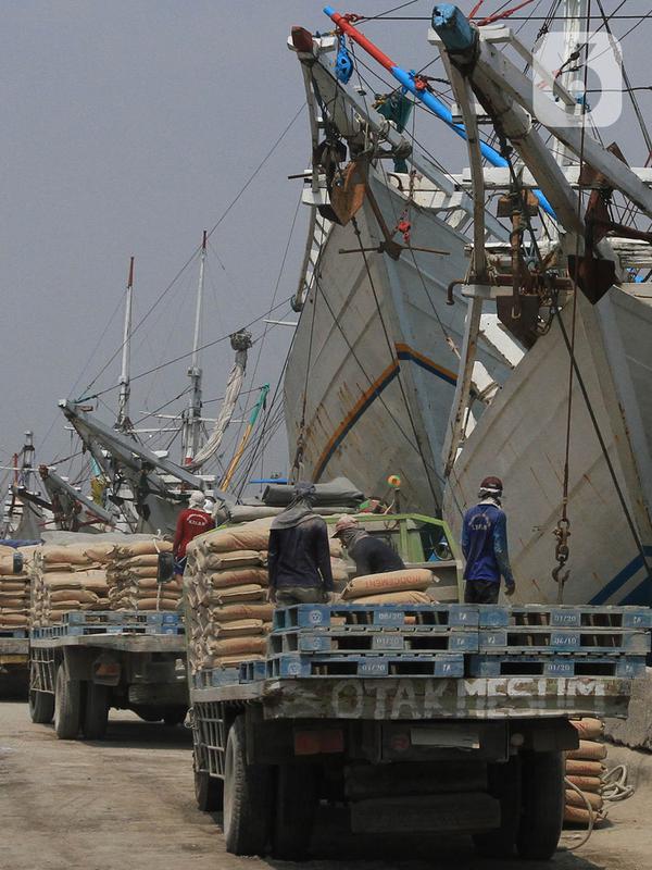 Pekerja memindahkan semen di Pelabuhan Sunda Kelapa, Jakarta, Rabu (30/12/2020). Geliat bongkar muat di pelabuhan tersebut tetap berjalan di masa pandemi COVID-19, meskipun pemprov DKI kembali memperpanjang PSBB transisi hingga awal Januari 2021. (Liputan6.com/Angga Yuniar)