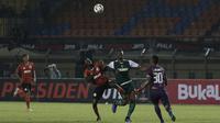Striker Persebaya Surabaya, Amido Balde, berebut bola dengan bek Perseu Serui, Diakite Seydou, pada laga Piala Presiden 2019 di Stadion Si Jalak Harupat, Bandung, Sabtu (2/3). Persebaya menang 3-2 atas Perseru. (Bola.com/Yoppy Renato)