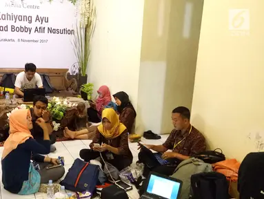 Sejumlah jurnalis dari berbagai media membuat berita di Media Center dekat Graha Saba Buana, Solo, Rabu (8/11). Lebih dari 100 media massa ikut meliput pernikahan putri Presiden Jokowi, Kahiyang Ayu dengan Bobby Nasution. (Liputan6.com/Angga Yuniar)