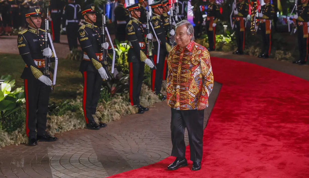 Sekretaris Jenderal PBB Antonio Gutterres tiba untuk menghadiri Gala Dinner KTT ke-43 ASEAN di Hutan Kota GBK, Jakarta, Rabu (6/9/2023). (Mast Irham/Pool Photo via AP)