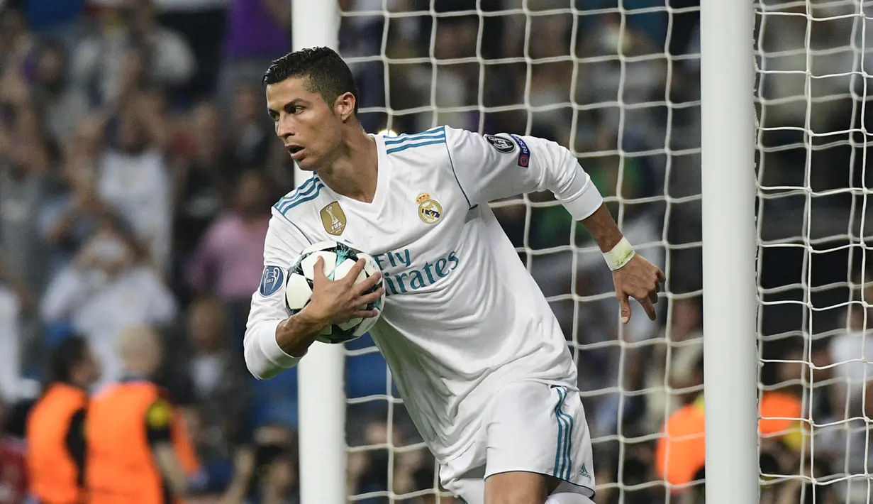 Cristiano Ronaldo. Striker Portugal ini adalah pencetak gol terbanyak dengan 17 gol saat memperkuat Manchester United dan Real Madrid di semifinal dan final Liga Champions. Sukses meraih 5 gelar, dengan rincian 4 bersama Real Madrid dan 1 gelar bersama Manchester United. (AFP/Pierre-Philippe Marcou)