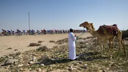 Deretan pebalap sedang berlomba dalam Etape 4 Tour of Qatar antara Al-Zubarah Fort dan Madinat Al-Shamal, (11/2/2016). (AFP/Eric Feferberg)