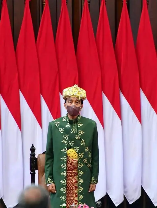 Menyertai foto berbaju Paksian dengan latar deret bendera Merah Putih, Jokowi mengingatkan krisis demi krisis masih menghantui dunia. Geopolitik dunia mengancam keamanan kawasan. “Karena itulah kita harus selalu: Eling lan Waspodo. Selalu ingat dan waspada, cermat dalam bertindak, hati-hati dalam melangkah,” tulis Jokowi. “Semoga Tuhan Yang Maha Kuasa senantiasa mempermudah upaya kita,” imbuhnya. (Foto: Dok. Instagram @jokowi)