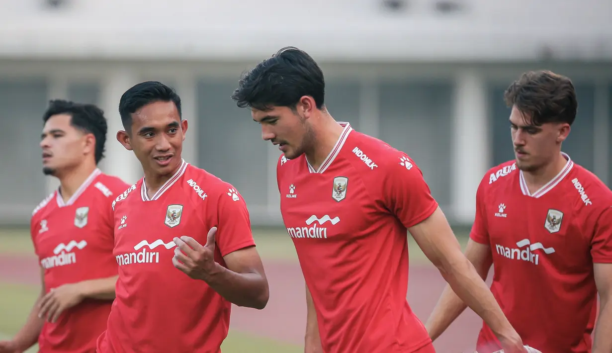 Para pemain tampak serius mengikuti sesi latihan terakhir jelang lawan Mozambik di Lapangan Madya, Senayan, Jakarta, pada Senin (8/6/2026). (Bola.com/Abdul Aziz)