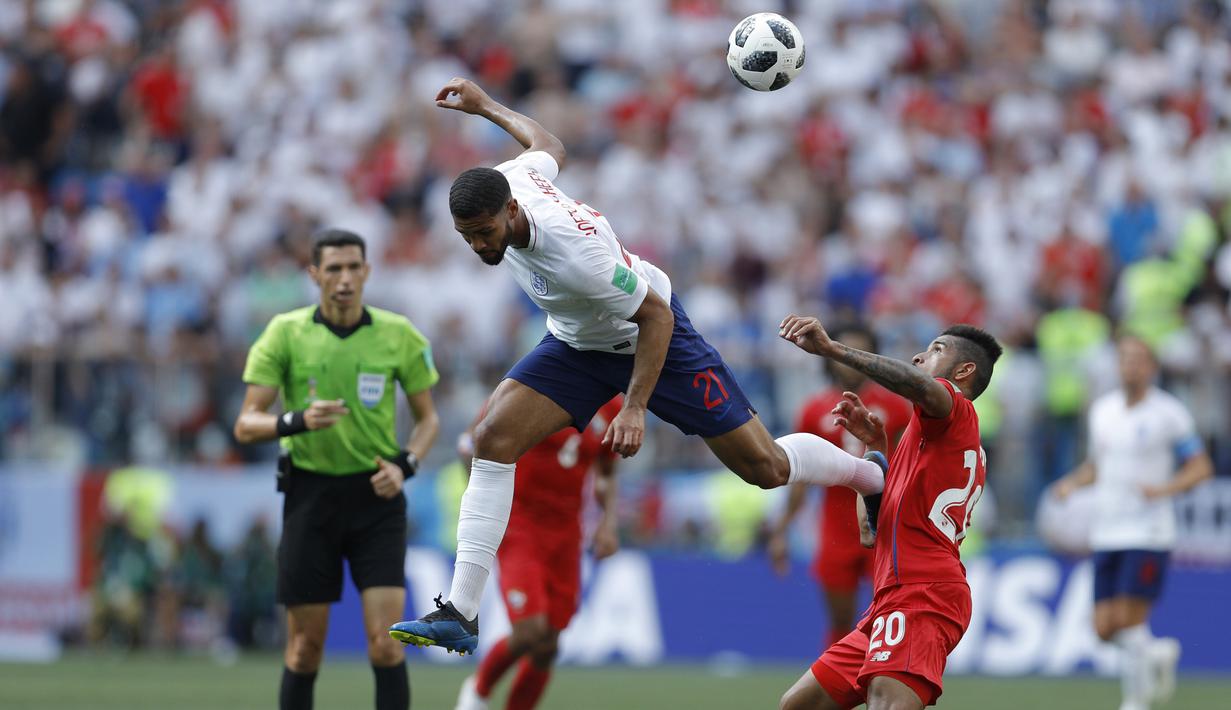 Gelandang Inggris, Ruben Loftus-Cheek, berebut bola dengan gelandang Panama, Anibal Godoy, pada laga grup G Piala Dunia di Stadion Nizhny Novgorod, Nizhny Novgorod, Minggu (24/6/2018). Inggris menang 6-1 atas Panama. (AP/Victor Caivano)