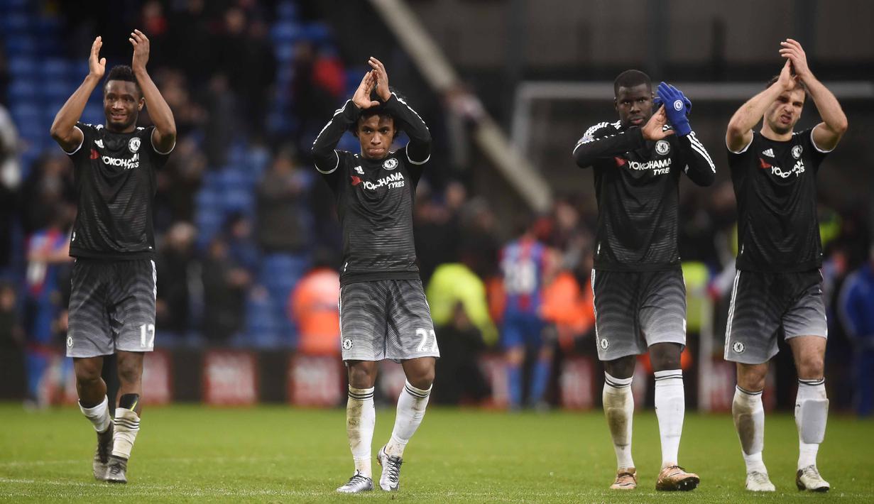 John Obi Mikel, Willian, Kurt Zouma dan Ivanovic memberikan salam kepada suporter usai laga Liga Premier Inggris melawan Crystal Palace di Stadion Selhurst Park, Inggris,, Minggu (3/01/2016). Chelsea menang 3-0. (Reuters/Dylan Martinez)