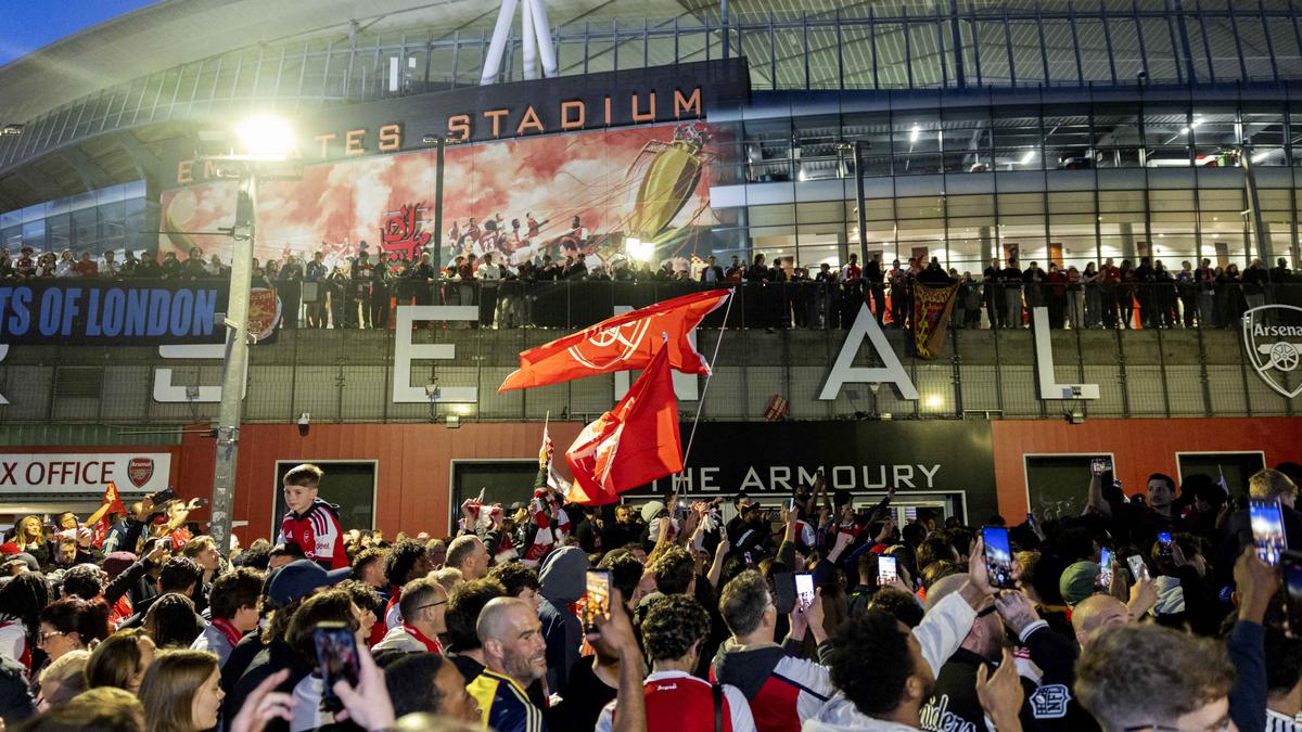 Pendukung Arsenal Berpesta Rayakan Gelar Juara Liga Inggris