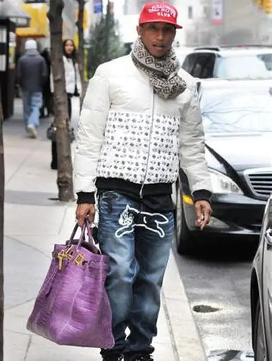 Pharrell Williams juga pernah terlihat menenteng tas Hermes Birkin dalam versi jumbo. Dengan penampilannya yang kasual, ia memilih tas Hermes bernuansa ungu. Foto: Website.