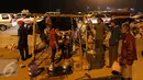 Salah satu warung dadakan yang menjajakan aneka makanan ringan dan minuman di pinggir Tol Cikopo, Jawa Barat, Jumat (1/7). Kemacetan di sepanjang jalur tersebut dimanfaatkan pedagang untuk berjualan di sekitar lokasi (Liputan6.com/Angga Yuniar)