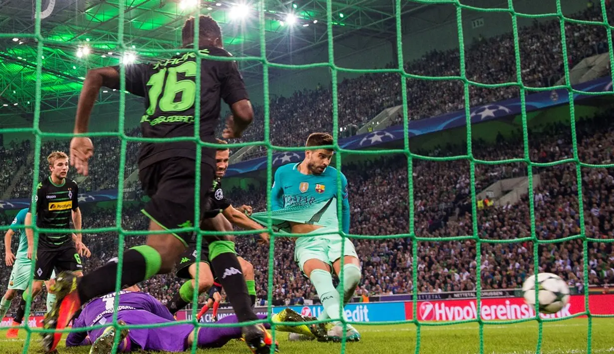 Pemain Barcelona, Gerard Pique, saat mencetak gol kemenangan ke gawang Borussia Monchengladbach pada laga kedua Grup C Liga Champions di Stadion im Borussia-Park, Kamis (29/9/2016) dini hari WIB. (AFP/Odd Andersen)