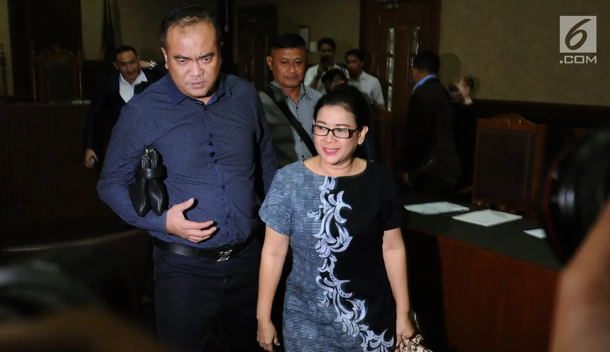 Terdakwa kasus pemberian keterangan palsu di sidang e-KTP, Miryam S Haryani bersama kuasa hukumnya usai menjalani sidang putusan di Pengadilan Tipikor Jakarta, Senin (13/11). Miryam divonis lima tahun penjara. (Liputan6.com/Helmi Fithriansyah)