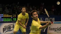 Ganda putra Indonesia, Fajar Alfian/Rian Ardianto, berhasil mengalahkan ganda Thailand, Kittinupong Kedren/Dechapol Puavaranukroh, pada BCA Indonesia Open di JCC, Jakarta, Jumat (16/6/2017). (Bola.com/Vitalis Yogi Trisna)