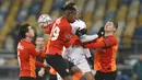 Pemain Shakhtar Donetsk, Manor Solomon dan Valeriy Bondar berebut bola dengan penyerang Real Madrid, Mariano Diaz pada matchday kelima Grup B Liga Champions di NSK Olimpiyskiy, Kiev, Rabu (2/12/2020) dini hari WIB. Real Madrid tumbang 0-2 di markas Shakhtar Donetsk.  (AP Photo/Efrem Lukatsky)