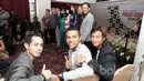 Tiga pemain Madura United berpose saat peluncuran Jersey tim di Hotel Century, Jakarta, Rabu (25/1/2017). (Bola.com/Nicklas Hanoatubun)