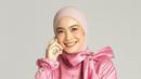 <p>Menggunakan busana berwarna dusty pink, Dian Ayu terlihat memadukannya dengan warna hijab hampir senada. Ia juga memilih model hijab yang cukup simpel karena telah memiliki detail pita besar di bagian bahu pada bajunya. (Liputan6.com/IG/@dianayulestari)</p>