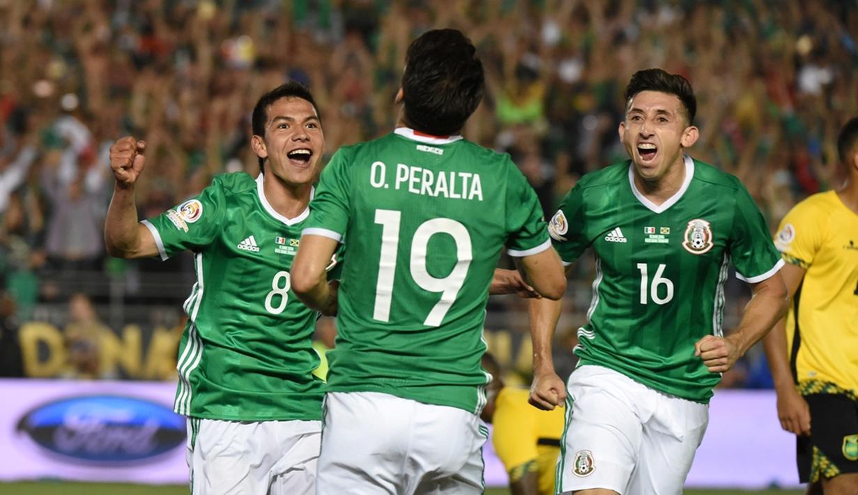 Meksiko memastikan lolos ke perempatfinal Copa America 2016 setelah mengalahkan Jamaika dengan skor 2-0 di Stadion Rose Bowl, Pasadena, Jumat (10/6/2016). (AFP/Mark Ralston)