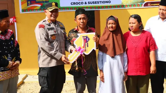 Kepala Polres Indragiri Hulu AKBP Dody Wirawijaya menyerahkan kunci rumah layak huni untuk warga kurang mampu.