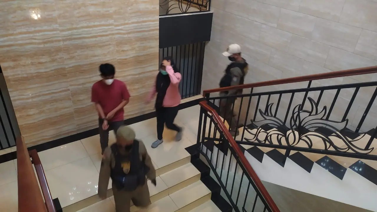 Belasa pasangan bukan suami istri di Tangsel terjaring razia Satpol PP berduaan di kamar kos dan hotel