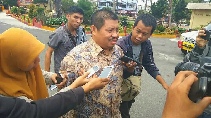Bupati Bengkalis Amril Mukminin setelah diperiksa penyidik KPK di Mako Brimob Polda Riau beberapa waktu lalu.