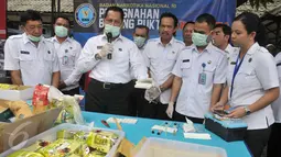 Kepala BNN, Budi Waseso menunjukan barang bukti ekstasi yang akan dimusnahkan di Gedund BNN, Cawang, Jakarta, Kamis (16/3). BNN musnahkan 80kg sabu dan 3.687 butir ekstasi dari hasil pengungkapan 3 kasus. (Liputan6.com/Yoppy Renato)