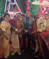 Ditambah dengan loafers emas berduri yang berkilauan sebagai pelengkap gayanya. [@fcgweddings]