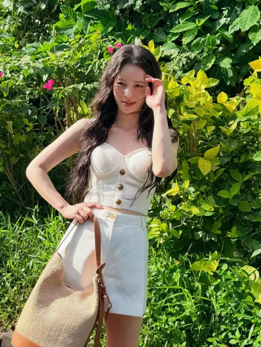 Tampak ia juga membawa tote bag coklat. Rambut panjang tampil dengan gaya wavy. Riasan wajah flawless fresh. [@limjjy2]