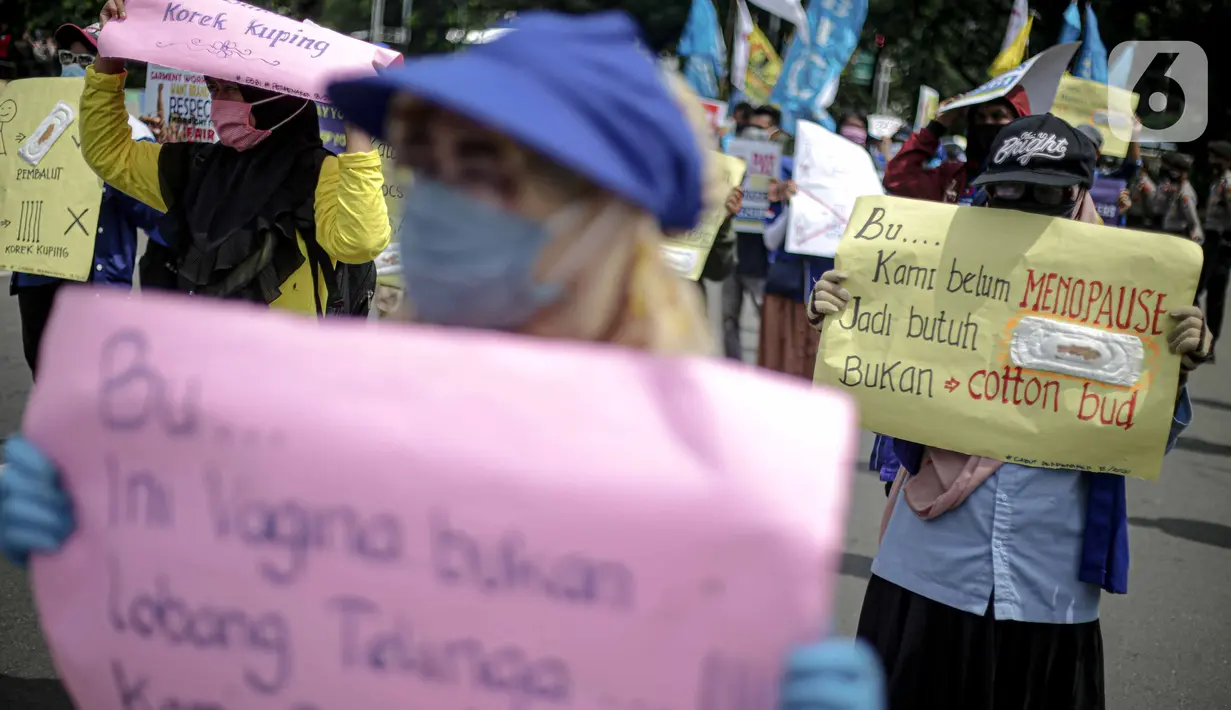 Massa Gabungan Serikat Buruh Indonesia (GSBI) membawa pembalut wanita saat berunjuk rasa di kawasan Patung Kuda, Jakarta, Senin (16/11/2020). GSBI meminta pemerintah mencabut UU Cipta Kerja serta menaikkan upah buruh 2021 sesuai kebutuhan rill buruh dan keluarga. (Liputan6.com/Faizal Fanani)