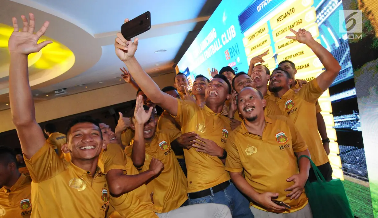Sejumlah pemain Bhayangkara FC berswafoto usai peluncuran tim di Jakarta, Jumat (23/2). Bhayangkara FC akan menggunakan lapangan PTIK Jakarta sebagai kandang di musim 2018. (Liputan6.com/Helmi Fithriansyah)