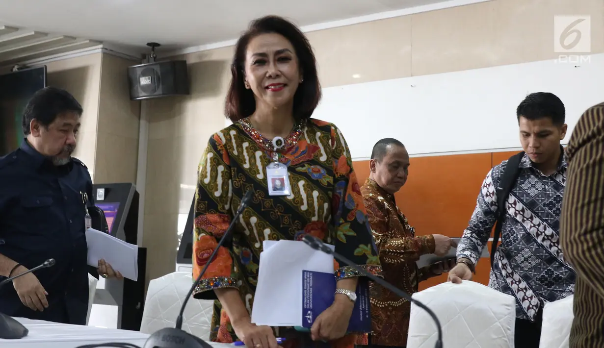 Ketua Pansel KPK Yenti Ganarsih usai memberikan keterangan hasil profile assessment calon pimpinan KPK periode 2019-2023 dalam konferensi pers di Jakarta, Jumat (23/8/2019). Tahapan keempat seleksi calon pimpinan capim KPK telah selesai dan menyisakan 20 nama. (Liputan6.com/Angga Yuniar)