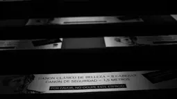 Stiker yang menandai jarak sosial ditempatkan di bangku penonton Mercedes-Benz Fashion Week sehari sebelum dimulai di Madrid, Rabu (9/9/2020). Mode Spanyol berlangsung dari 10 - 13 September di bawah protokol kesehatan dan pedoman jarak sosial karena pandemi corona. (AP Photo/Bernat Armangue)