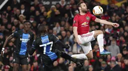 Gelandang Manchester United, Juan Mata (kanan) berusaha mengontrol bola dari kawalan pemain Club Brugge, Clinton Mata pada pertandingan leg kedua babak 32 besar Liga Europa di Old Trafford, Inggris, Kamis, (27/2/2020). MU menang telak 5-0 atas Club Brugge. (AP Photo/Dave Thompson)
