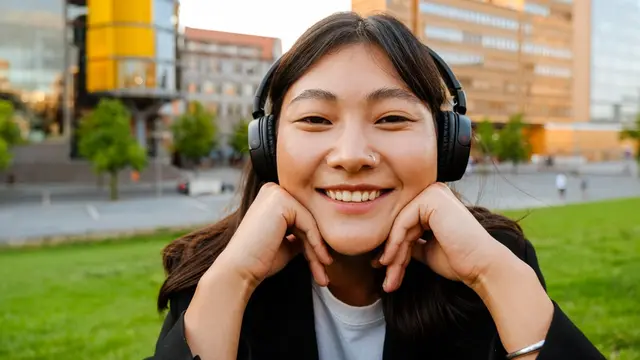tersenyum bahagia mendengar musik