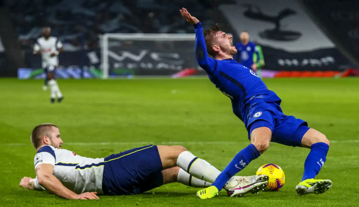 Pemain Chelsea Timo Werner ditakling oleh pemain Tottenham Hotspur Eric Dier pada pertandingan Liga Inggris di Stadion Tottenham Hotspur, London, Inggris, Kamis (4/2/2021). Chelsea menang 1-0. (Clive Rose/Pool via AP)