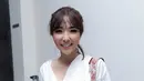 Penyanyi Gisel tidak hanya mengajarkan buah hatinya membaca dan menulis. Tapi juga mengajarkan pentingnya sosialiasi dan berbai dengan sesama. Bahkan, hal itu diajarkan sejak putrinya, Gempita Naura masih kecil. (Deki Prayoga/Bintang.com)