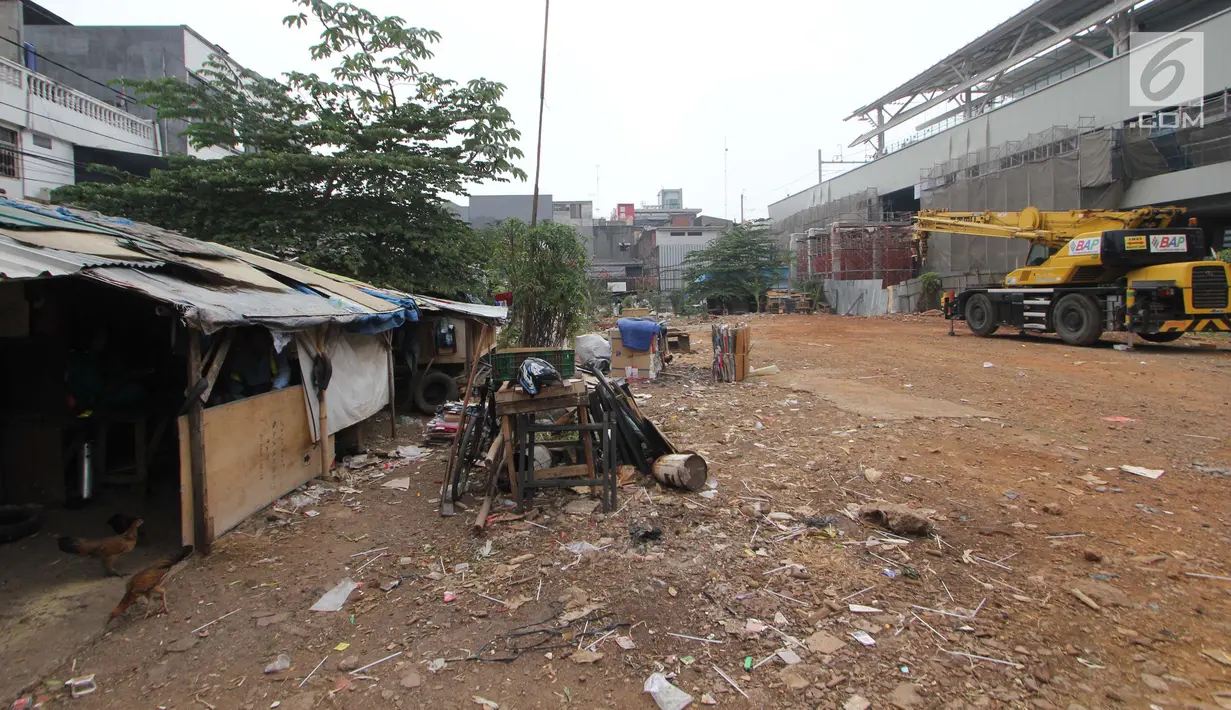 Suasana Pasar Blok A Fatmawati yang mangkrak pengerjaannya di Jakarta, Rabu (3/10). Hampir tiga tahun pembangunan kembali Pasar Blok A Fatmawati mangkrak karena dalam pelaksanaannya menemui sejumlah hambatan. (Liputan6.com/Herman Zakharia)