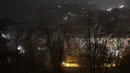 Foto ini menunjukkan pusat kota saat pemadaman listrik setelah serangan roket Rusia di Kiev, Ukraina, Rabu (23/11/2022). Pemadaman pasokan listrik  juga membuat pembangkit nuklir dan jaringan internet offline dan meluas di negara tetangga Moldova. (AP Photo/Andrew Kravchenko)