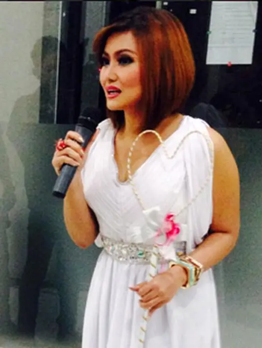 Kabar duka dari musik dangdut di tahun yang sama. Pelantun yang tenar dengan lagu ‘Pacar Lima Langkah’. Iceu Wong menghembuskan napas terakhir akibat mengindap kanker payudara. Jasad pedangdut 30 tahun itu dikebumikan di TPU Rancaekek Bandung. (twitter)