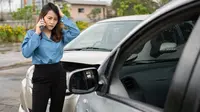 Pengemudi wanita menelepon asuransi setelah kecelakaan mobil. (Shutterstock/PattyPhoto)