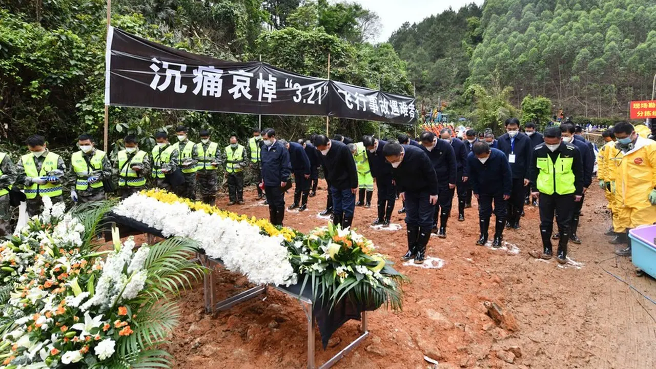 Acara peringatan di lokasi jatuhnya pesawat China Eastern Airlines untuk mengenang kematian 132 korban.