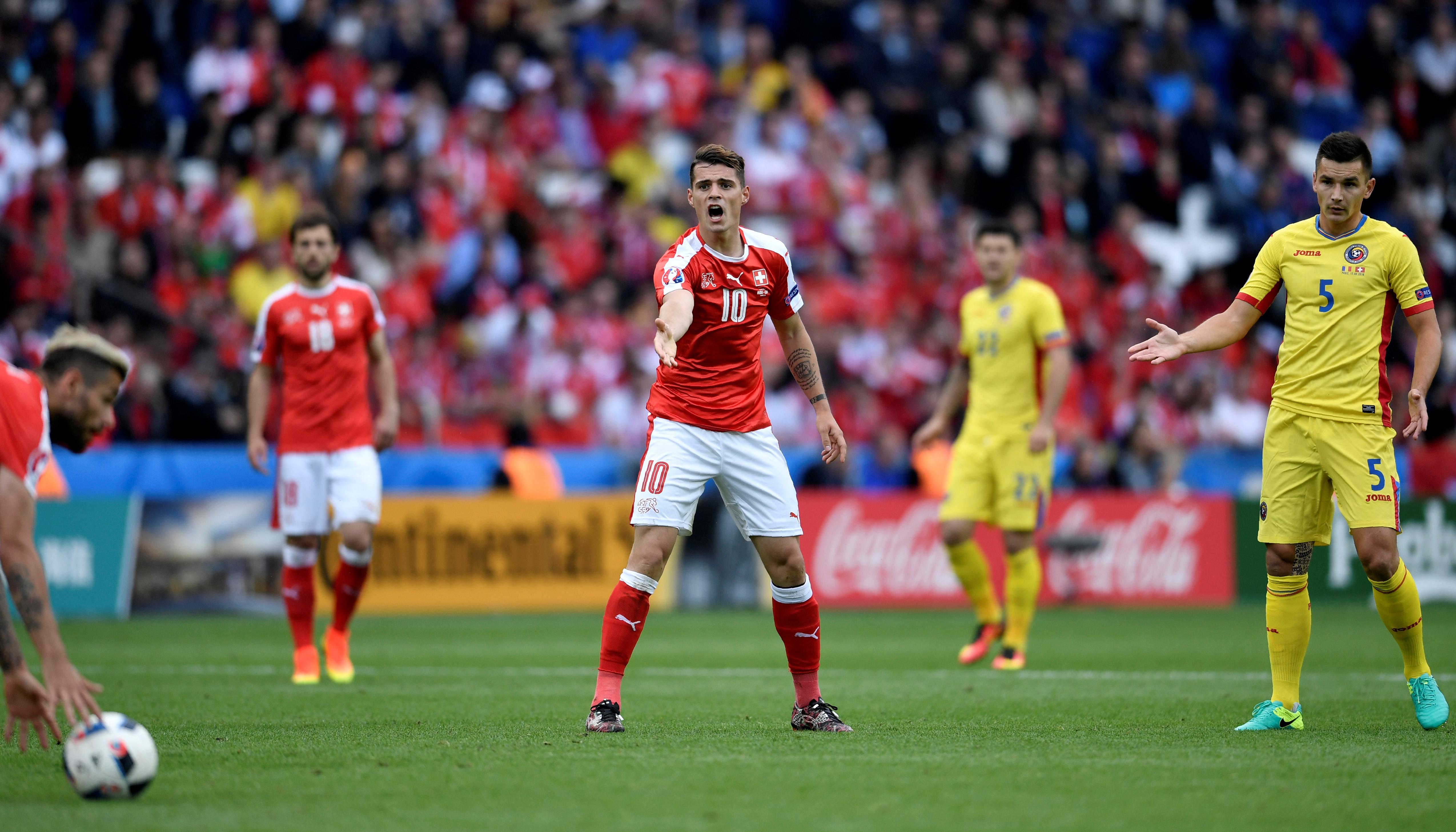 Granit Xhaka kembali menjadi nyawa bagi Swiss. Akurasi umpan yang mencapai 88 % dan menciptakan tiga peluang ke gawang Rumania membuatnya pantas menerima gelar Man of The Match, (15/6/2016). (AFP/Denis Charlet)