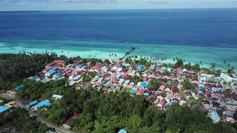 PLN berhasil menyambungkan listrik ke 3 desa di Pulau Maratua yaitu Desa Bohe Silian, Desa Payung-Payung dan Desa Teluk Harapan.