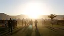 Suasana penonton sebelum konser dimulai dalam acara Desert Trip di Empire Polo Club di Indio, California, AS (8/10). Konser ini digelar selama tiga hari berturut-turut dari tanggal 7 hingga 9 Oktober 2016. (REUTERS/Mario Anzuoni)