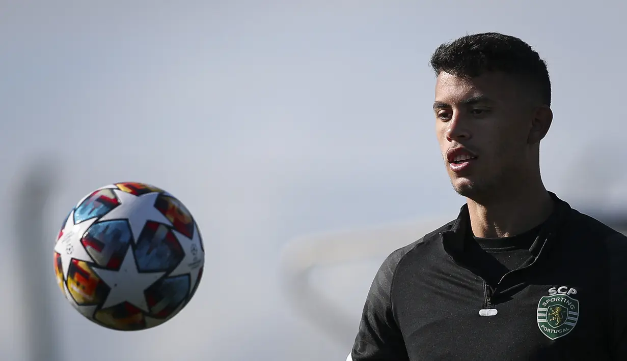 Gelandang Sporting CP Matheus Nunes, menatap bola selama sesi latihan di tempat latihan Akademi Cristiano Ronaldo di Alcochete dekat Lisbon pada 14 Februari 2022. Sporting CP akan menjamu Manchester City dalam leg pertama 16 besar Liga Champions, Rabu (16/2) dini hari WIB. (FILIPE AMORIM/AFP)
