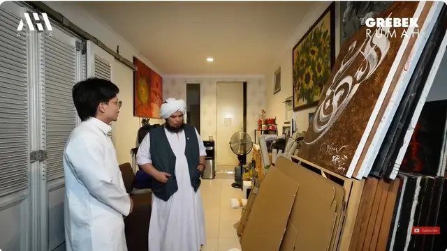 7 Potret Rumah Ustaz Derry Sulaiman, Ada Koleksi Kaligrafi dan Studio Podcast